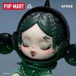 POPMART泡泡玛特SKULLPANDA × CROCS OOTD手办